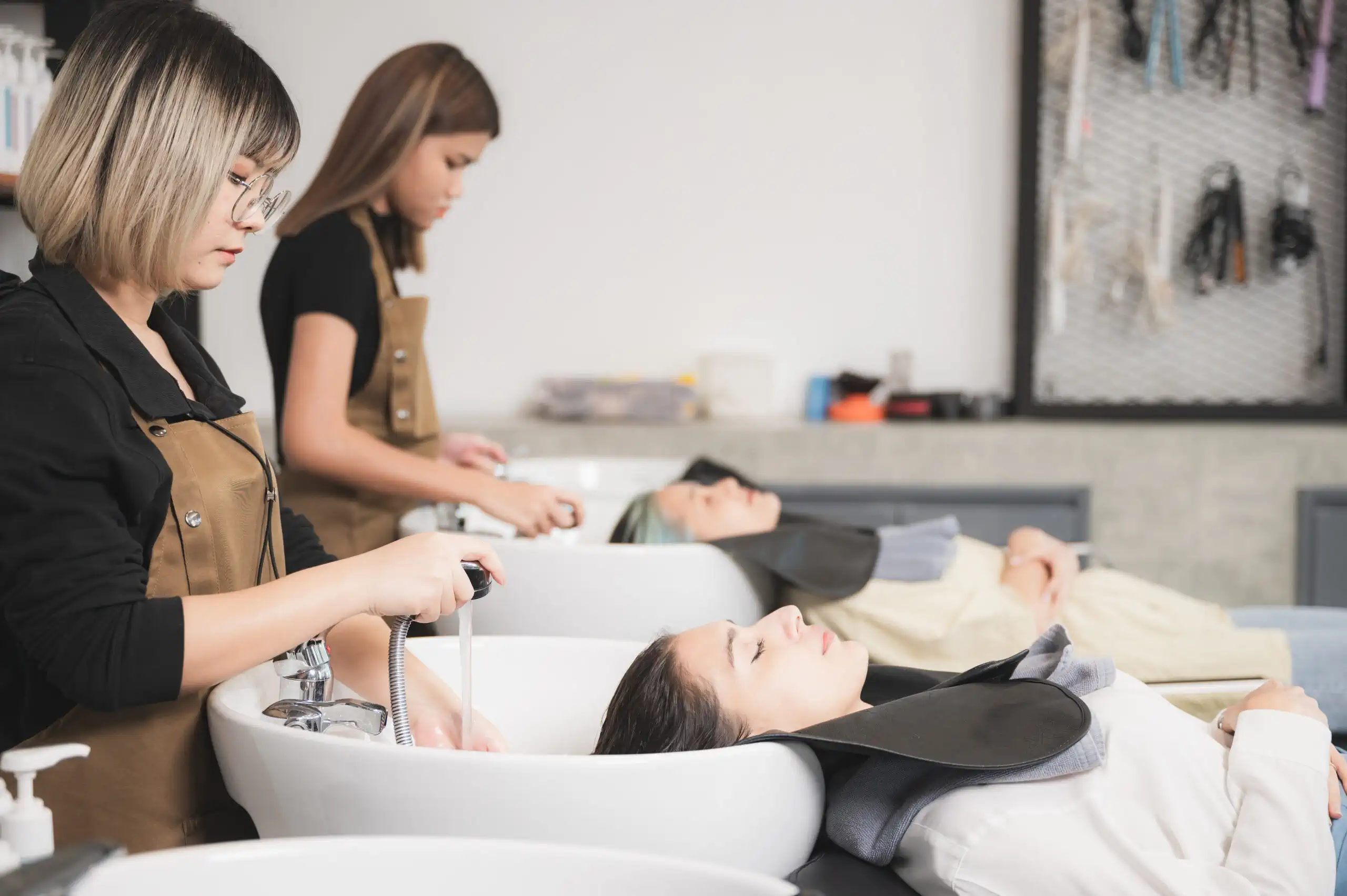 hairdresser-doing-hair-washing-and-hair-spa